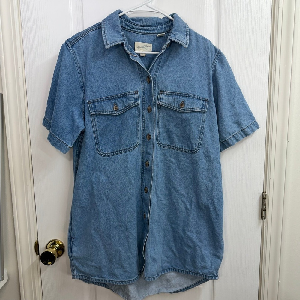 Universal Thread blue denim heavy knit double pocket short sleeve button shirt M